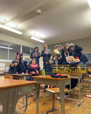 遊んで泊まれる小学校🏫

大人数でとっても楽しい💓
懐かしの学生生活を体験できます！

お揃いの制服などを着ても
とても映えます♪♪♪

#カタショー #遊んで泊まれる小学校 #貸切 #合宿 #黒板アート #インスタ映えスポット #インスタ映え #コスプレ #コスプレ撮影 #静岡旅行 #学校 #牧之原 #観光スポット #観光 #宿泊 #泊まれる学校 #静岡観光スポット#合宿 #大学生 #大学生旅行 #学生旅行 #国内旅行 #合宿 #静岡 #静岡観光 #かた小 #ゼミ #給食#体育#自然#制服