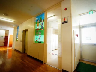 遊んで泊まれる小学校🏫

廃校になった小学校をそのまま宿泊施設に！

トイレさえも懐かしい！
夜は1人では行けないかも😨

#カタショー#遊んで泊まれる小学校#貸切#合宿#黒板アート#インスタ映えスポット #インスタ映え #コスプレ #コスプレ撮影 #静岡旅行 #ワーケーション #牧之原 #観光スポット #観光 #宿泊#泊まれる学校#静岡観光スポット#合宿 #大学生#大学生旅行#学生旅行 #国内旅行#合宿 #静岡#静岡観光#かた小#ゼミ合宿 #給食#体育#自然#海